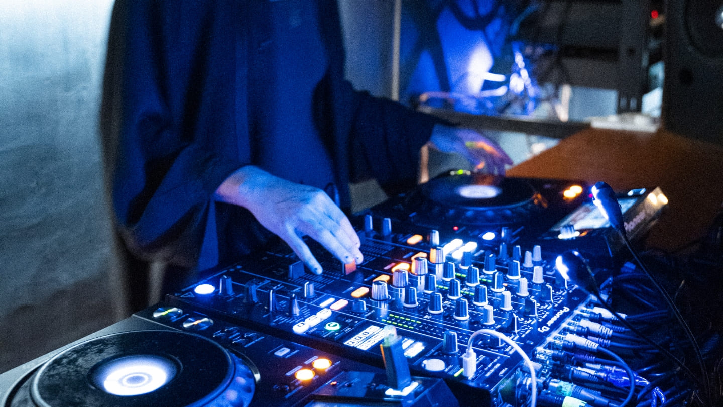 DJ mezclando música.