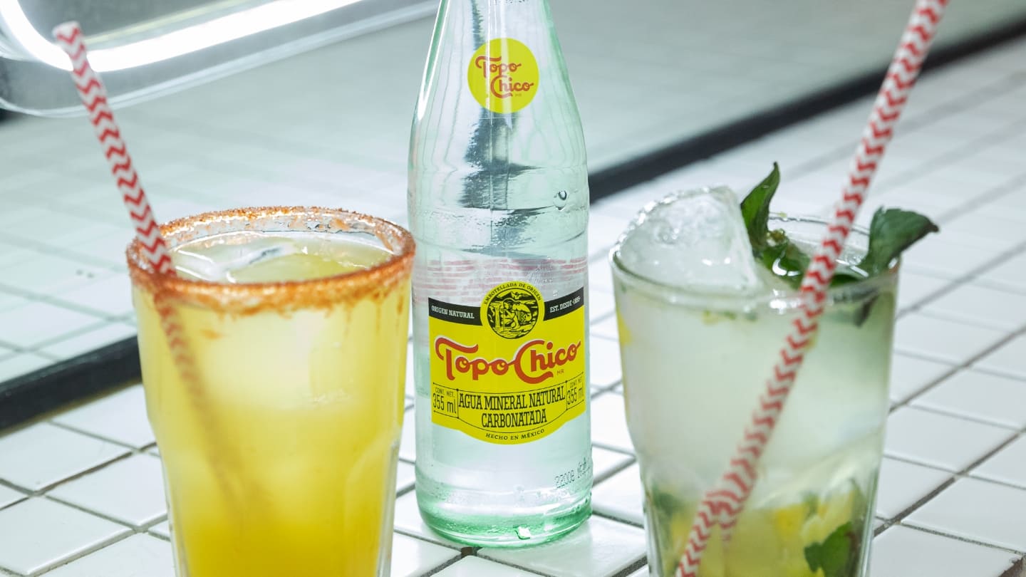 Refrescantes bebidas con Topo Chico.