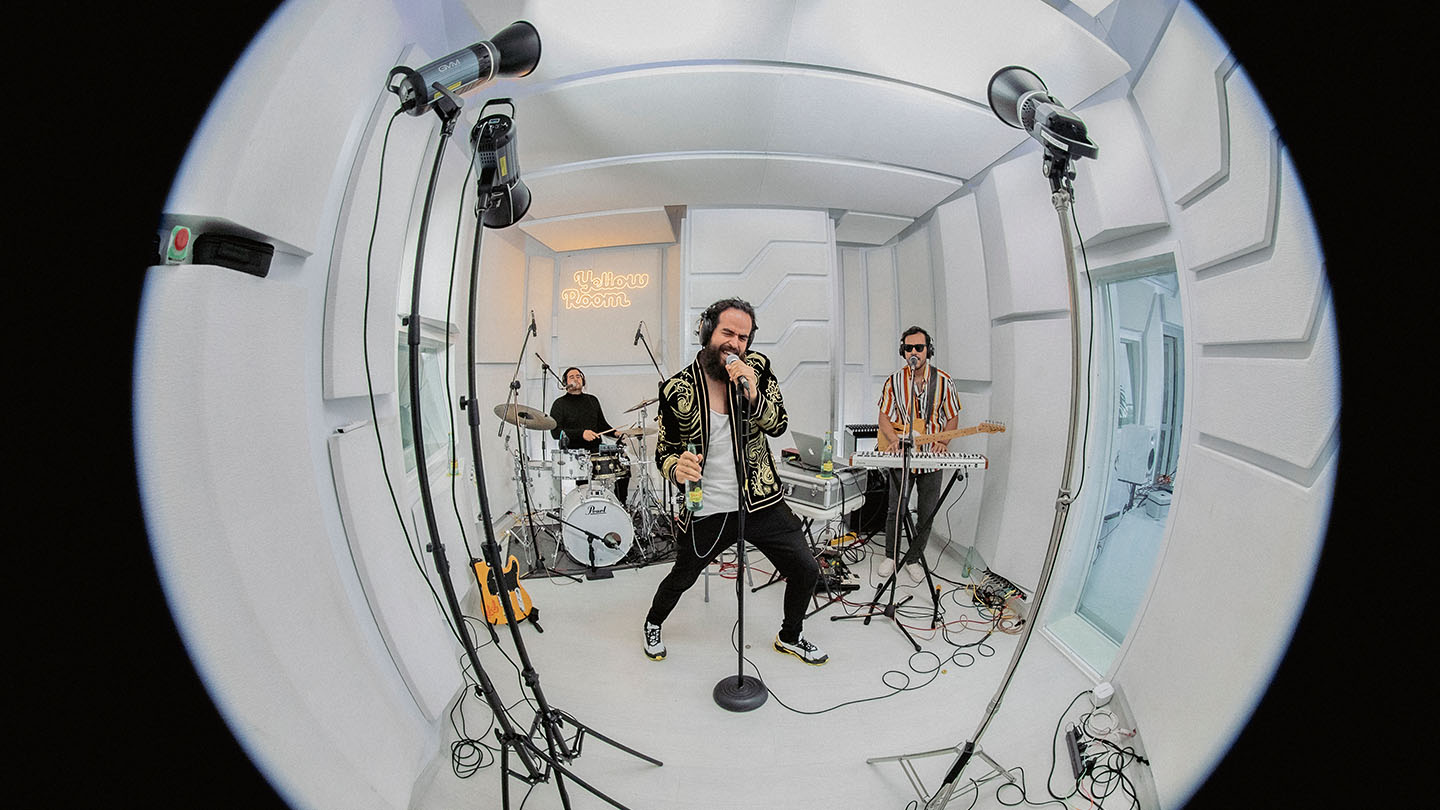 Banda tocando en vivo en el estudio 'Yellow Room'.