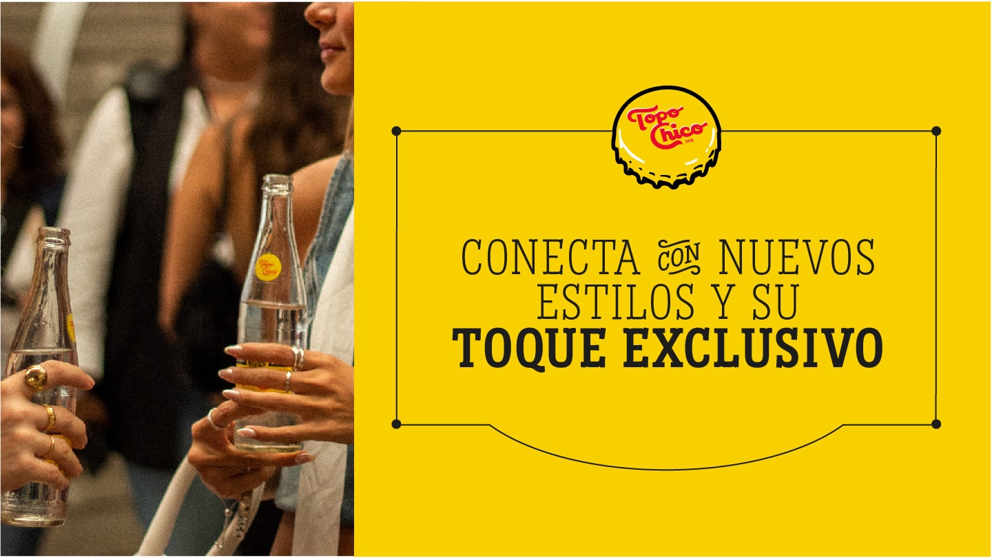 Dos mujeres sosteniendo una botella de vidrio Topo Chico