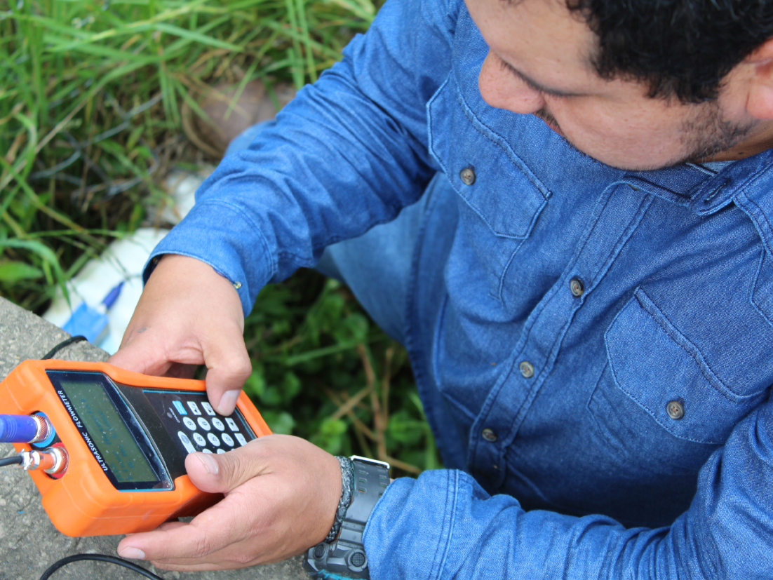 Imagen de un hombre con un medidor electrónico en la mano.