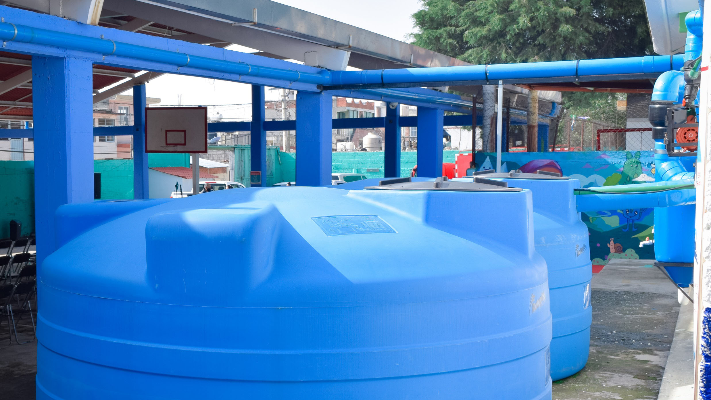 Imagenes de recipientes de color celeste de gran tamaño.