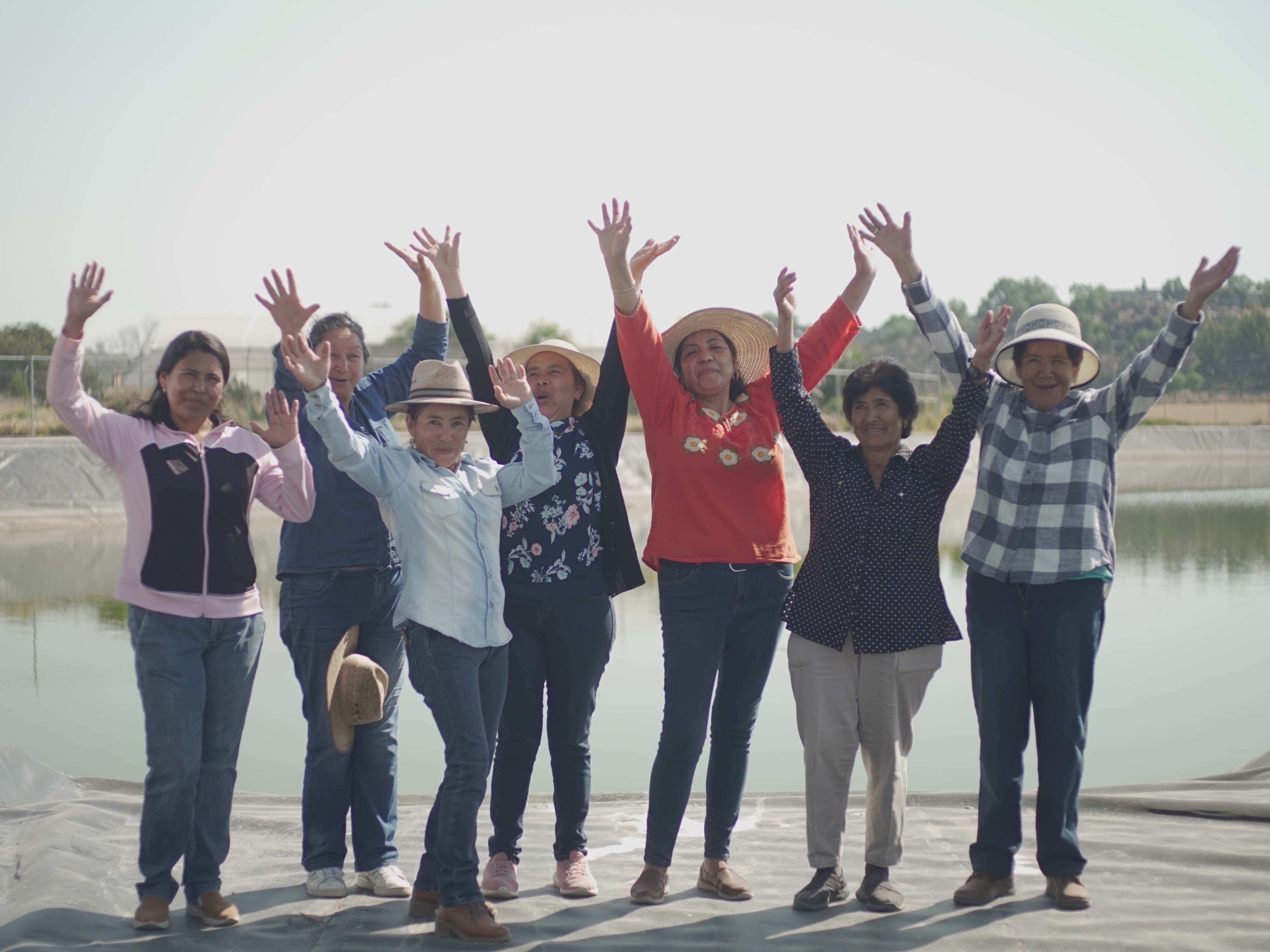 Imagen de mujeres levantando las manos.