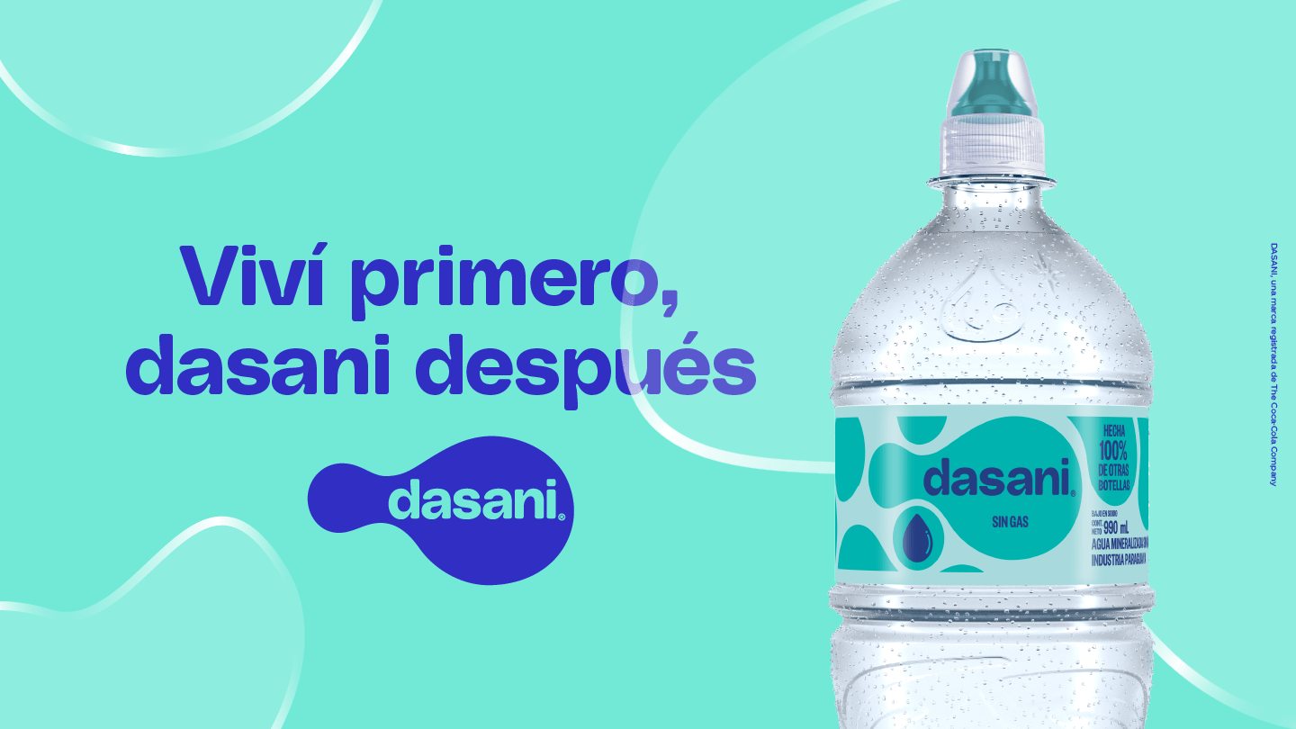 Afiche de Dasani, la botellita de agua, con la frase 'Viví primero, dasani después'.
