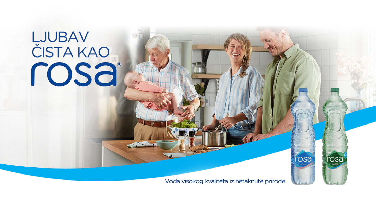 rosa baner na kom je prikazana porodica kako sprema obrok u kuhinji i dve flaše rose u ćošku