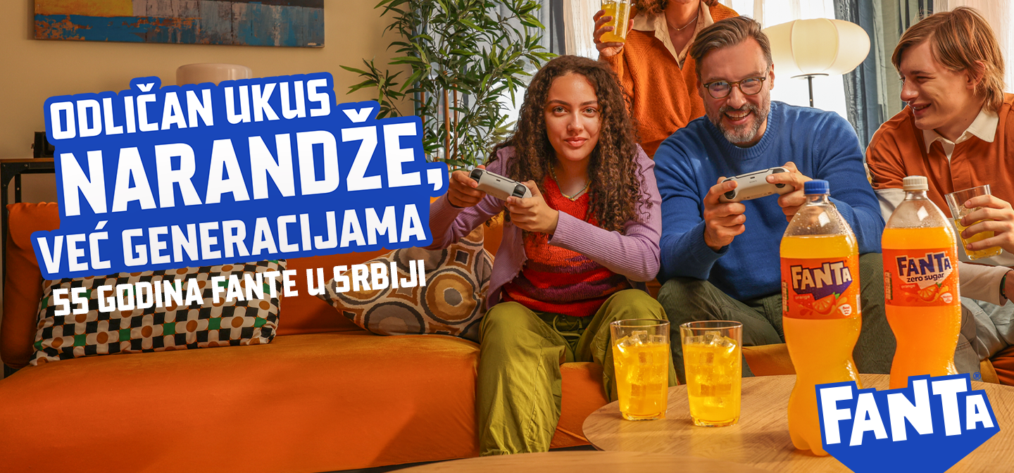 Porodica sedi u dnevnoj sobi, igra video‑igre i uživa u piću, dok je flaša Fante od narandže istaknuta u prvom planu kao simbol zajedničkih trenutaka i odličnog ukusa.