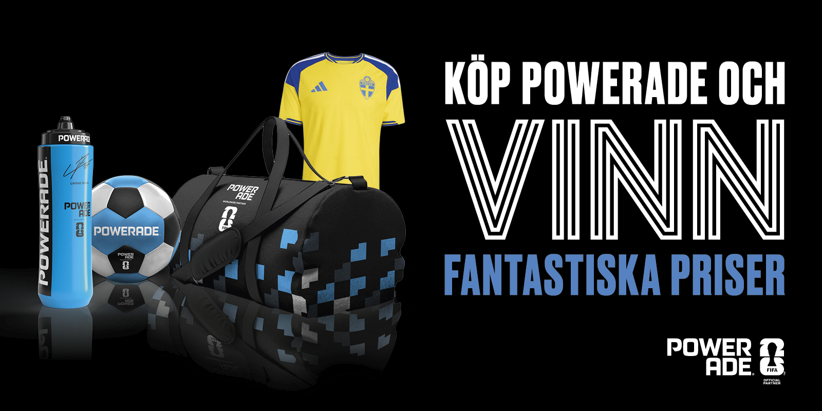 Reklambild mot svart bakgrund med texten ‘Köp Powerade och vinn fantastiska priser’. I förgrunden syns Powerade‑produkter: en blå Powerade‑flaska, en Powerade‑märkt fotboll och en svart sportväska med blå detaljer. Ovanför produkterna visas en gul svensk fotbollströja. Powerade‑ och FIFA‑logotyper syns längst ner.