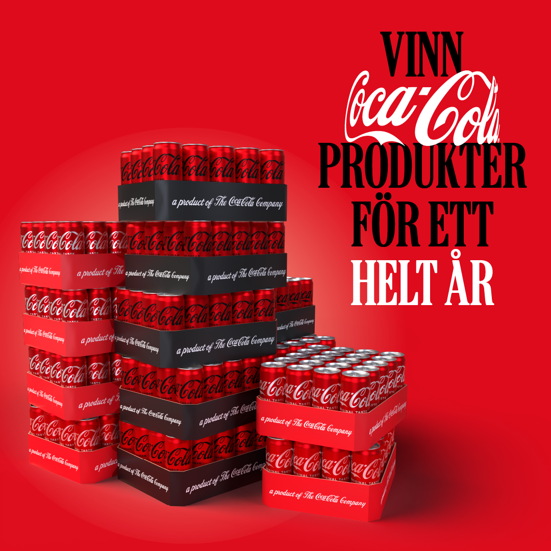 Staplade Coca-Cola-burkar och text som säger: 'Vinn Coca-Cola-produkter för ett helt år'
