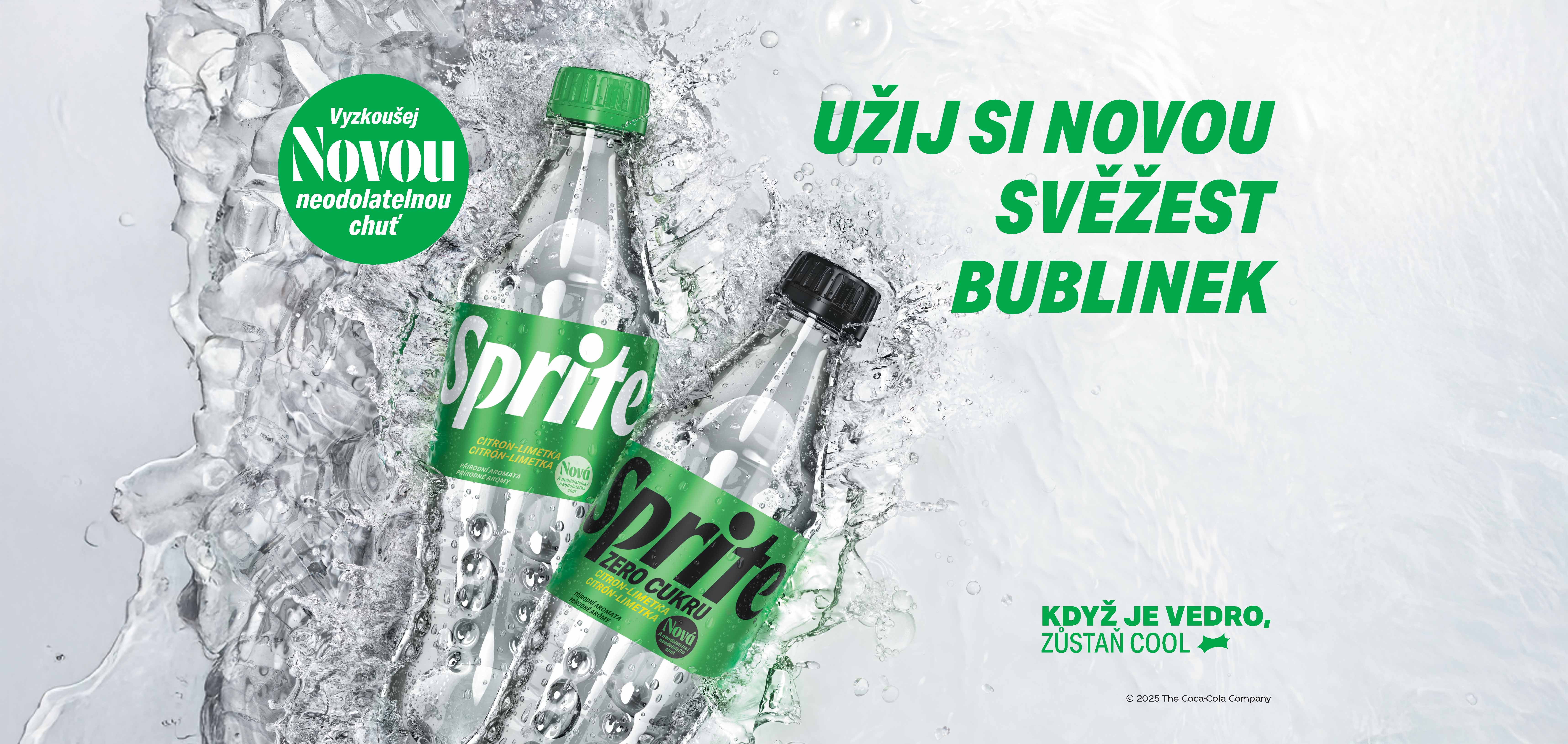 Lahve Sprite a Sprite Zero Cukru s citronovo-limetkovou příchutí, obklopené vodou a bublinkami.