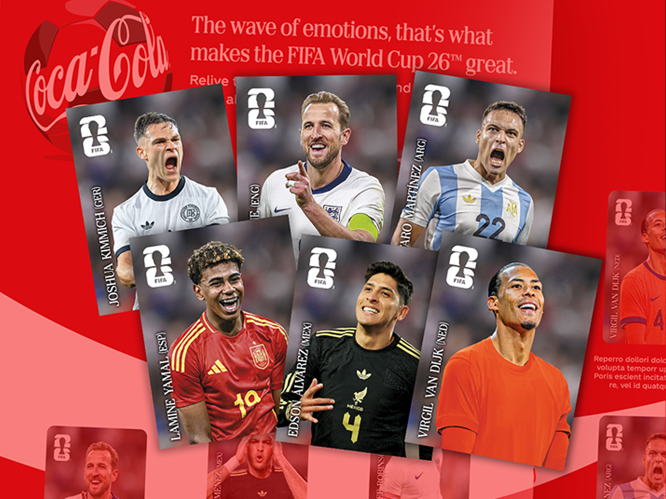 Collage de tarjetas Panini de la Copa Mundial FIFA con jugadores en uniforme sobre fondo rojo Coca‑Cola para el hub digital.