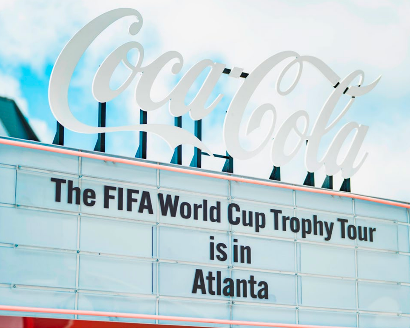 Marquesina de Coca-Cola que anuncia la parada de la Gira del Trofeo de la Copa Mundial de la FIFA™ en Atlanta, EE. UU.