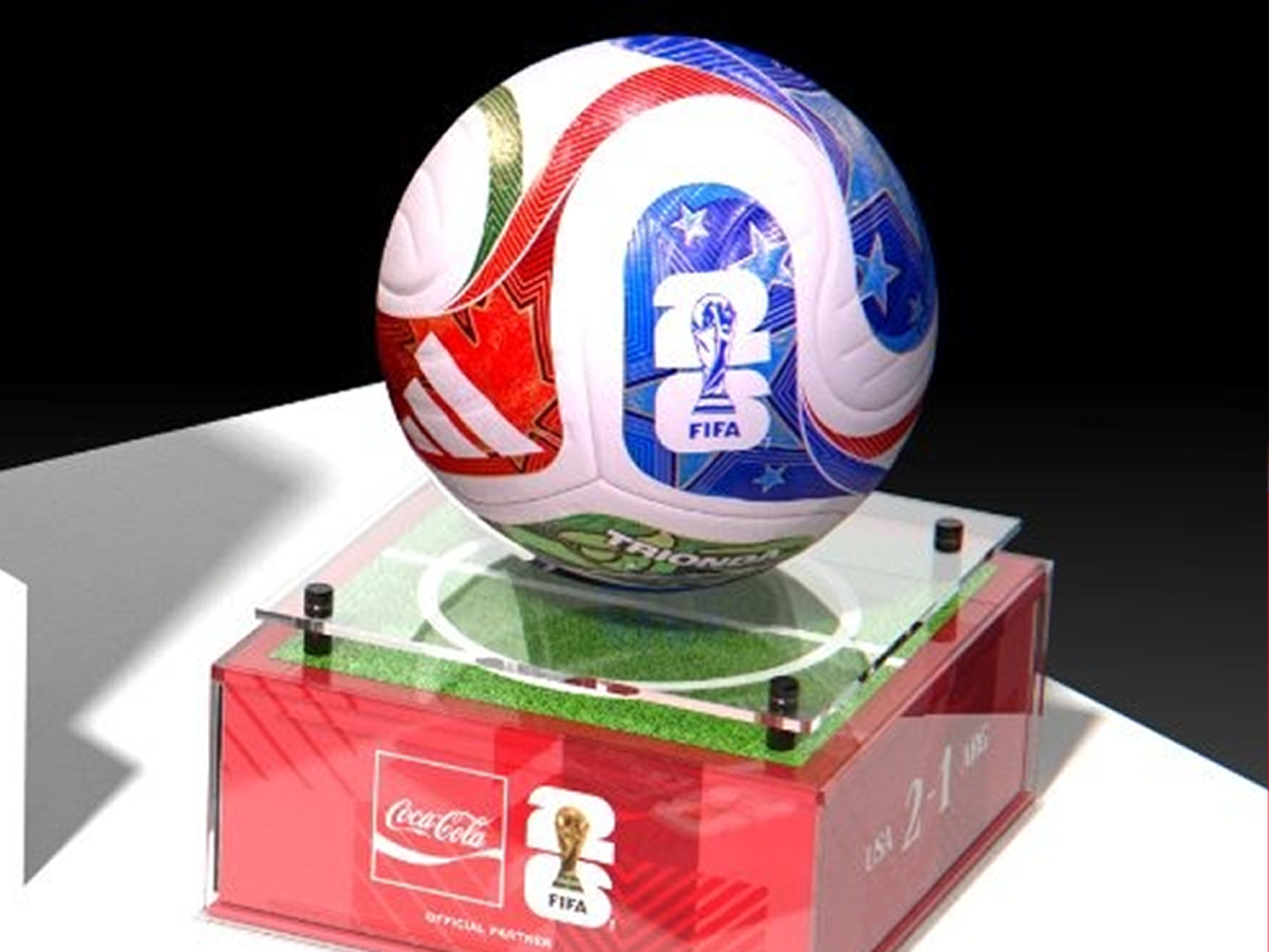 Balón oficial de partido de la Copa Mundial FIFA en vitrina sobre base roja Coca‑Cola, premio principal del sorteo.