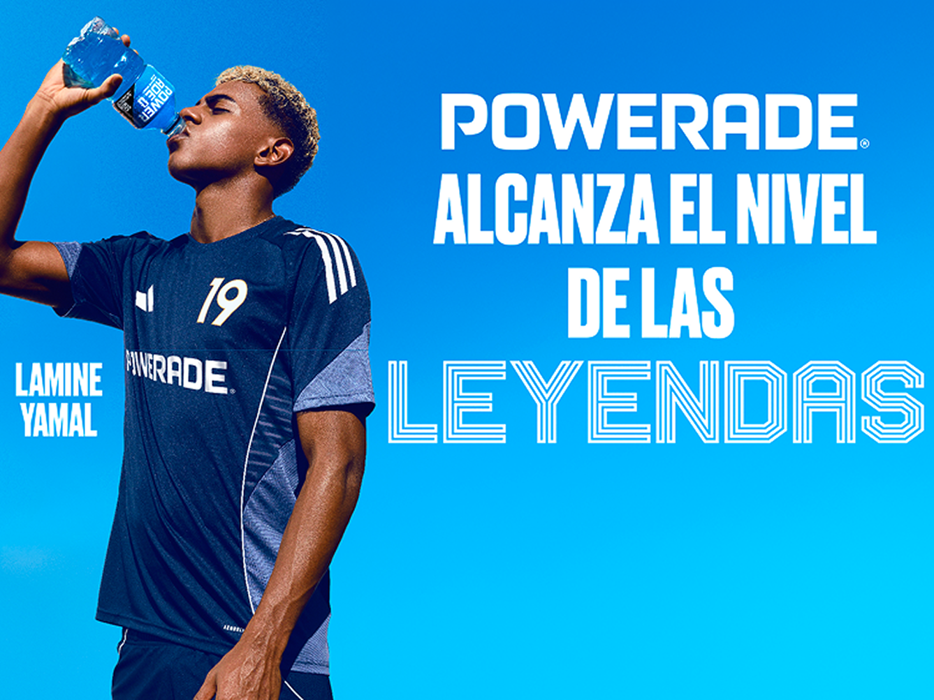 Futbolista en uniforme azul marino Powerade bebe bebida azul sobre fondo celeste con lema Alcanza el nivel de las leyendas.