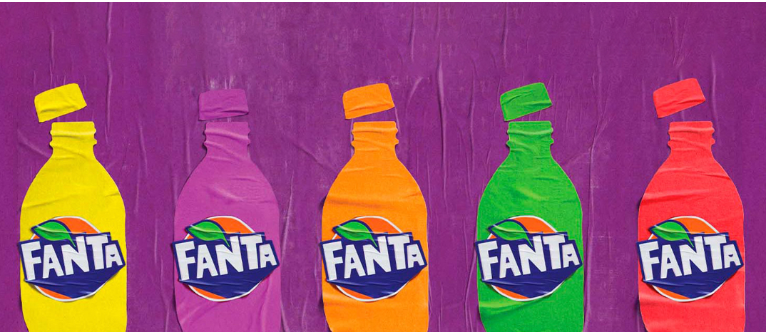 Fondo violeta con representación de botellas de fanta en diferentes colores