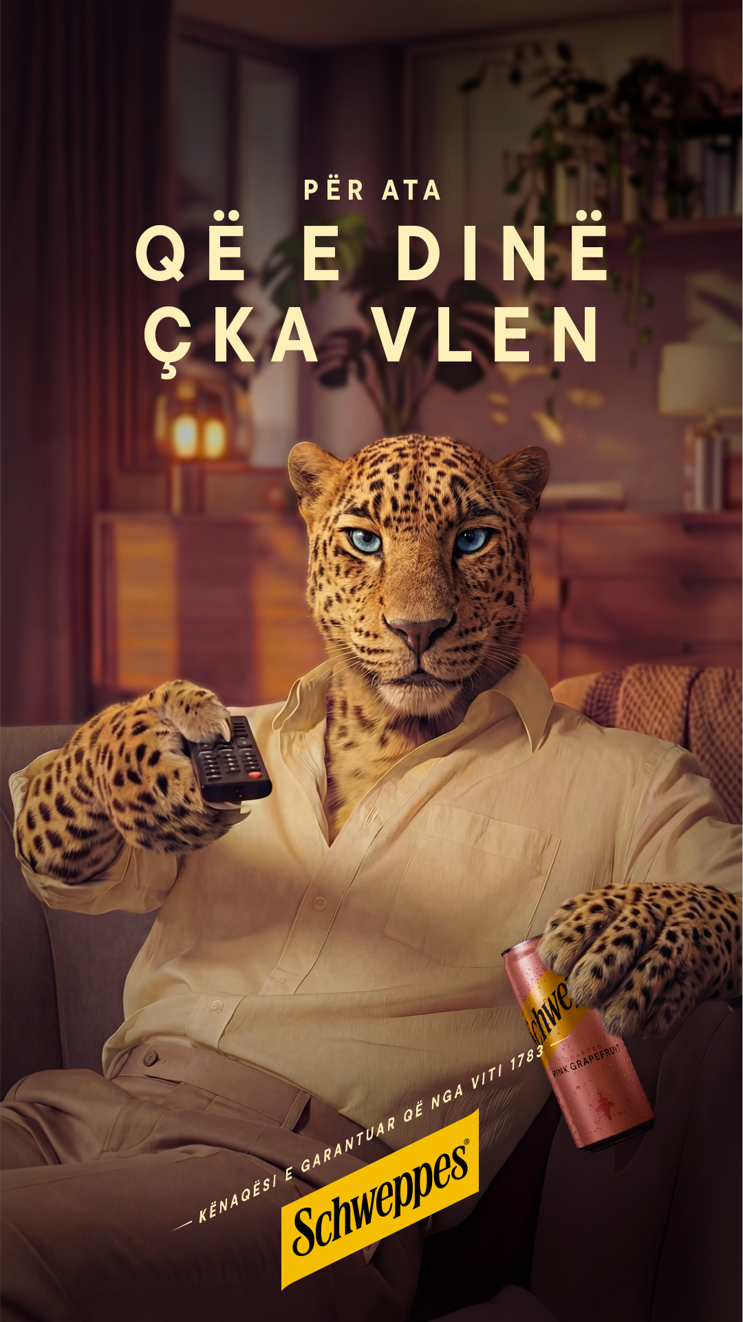 Leopard Clive duke mbajtur një kanaçe me grejpfrut rozë Schweppes