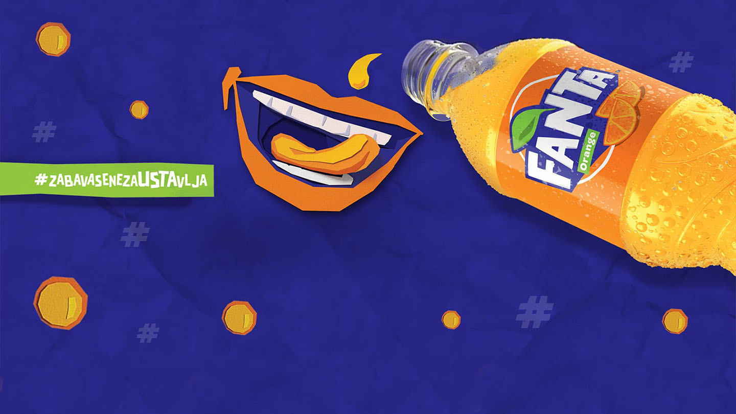 Ilustracija narandžaste boce Fanta s crtanim osmehom na plavoj pozadini