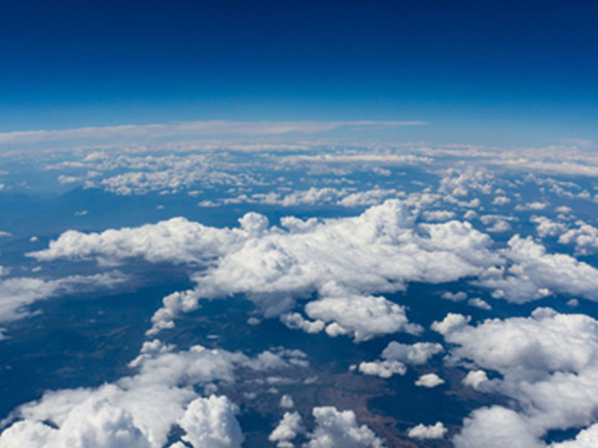 Prirodna pejzaž sa oblačnim pogledom